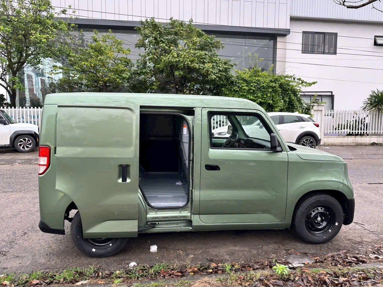 Lộ ảnh VinFast EC Van bản cửa l&ugrave;a: Chưa r&otilde; l&agrave; xe thương mại hay AI, tăng sức cạnh tranh 'Su c&oacute;c'- Ảnh 3.