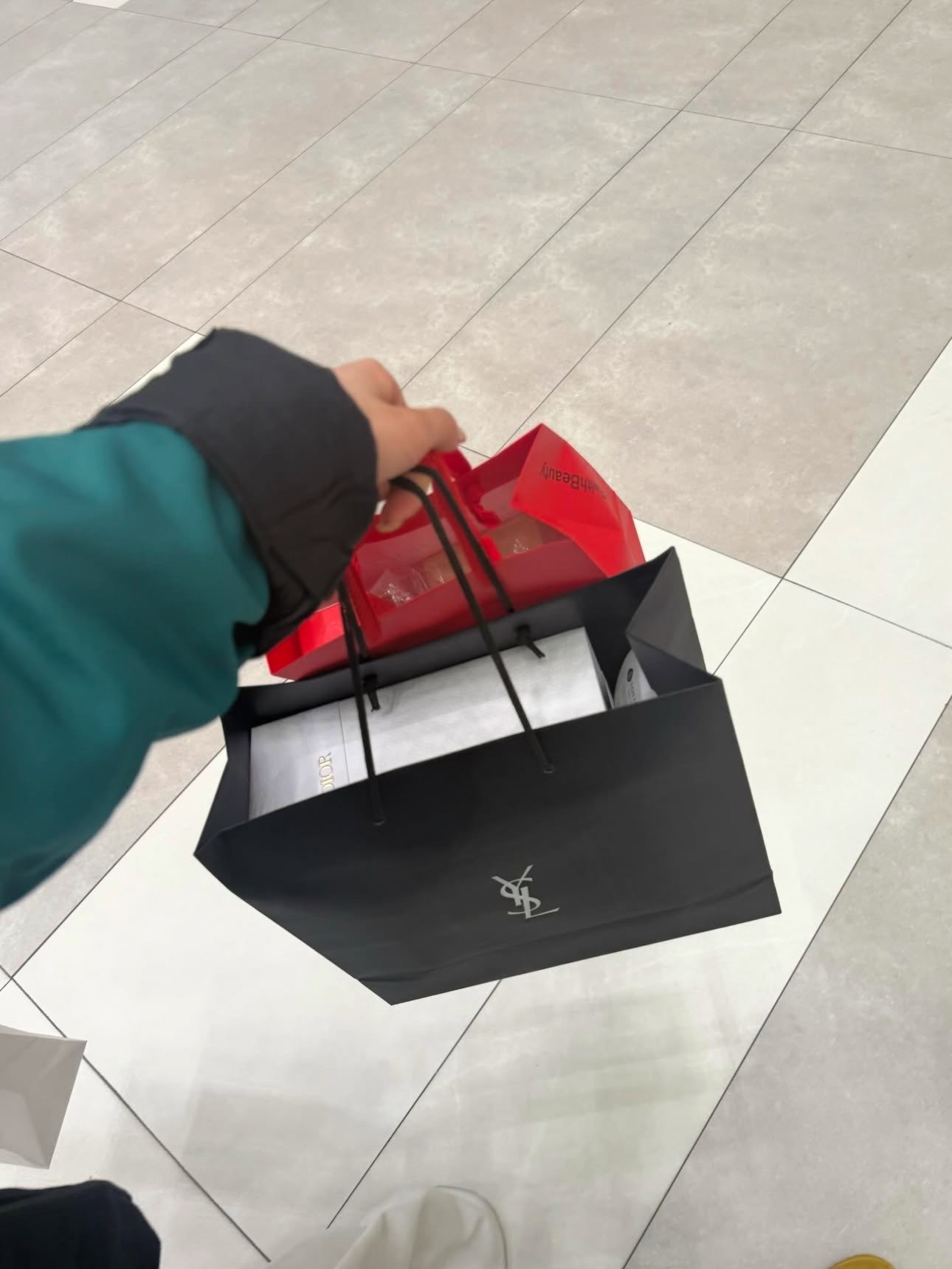 Vụ c&ocirc; g&aacute;i mặc đồng phục học sinh đi mua đồ hiệu bị &ldquo;tấn c&ocirc;ng&rdquo;: V&igrave; sao đ&aacute;m đ&ocirc;ng dễ ph&aacute;n x&eacute;t bằng quần &aacute;o?- Ảnh 2.