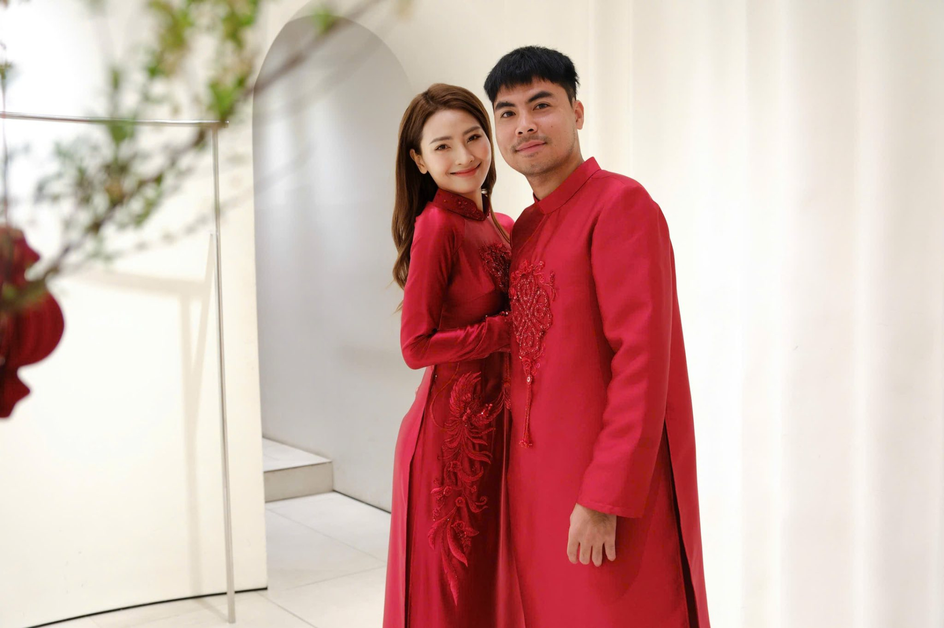 MC M&ugrave; Tạt v&agrave; Đức Huy gi&agrave;u cỡ n&agrave;o m&agrave; d&ugrave;ng hoa cầm tay đắt nhất thế giới, &ecirc; hề v&agrave;ng d&ugrave; mới đ&aacute;m hỏi?- Ảnh 1.