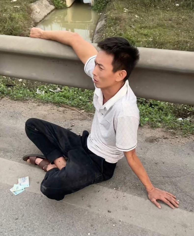 Tài xế xe tải quỳ sụp bật khóc khi chứng kiến hơn chục xe máy đang chở ra Hà Nội hóa tro tàn giữa cao tốc- Ảnh 2.