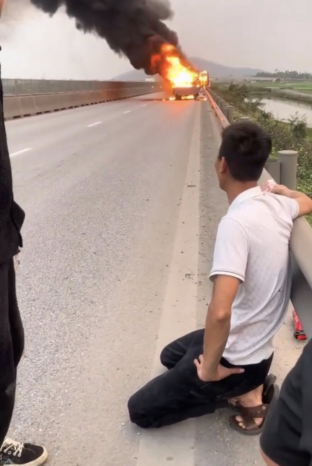 Tài xế xe tải quỳ sụp bật khóc khi chứng kiến hơn chục xe máy đang chở ra Hà Nội hóa tro tàn giữa cao tốc- Ảnh 1.