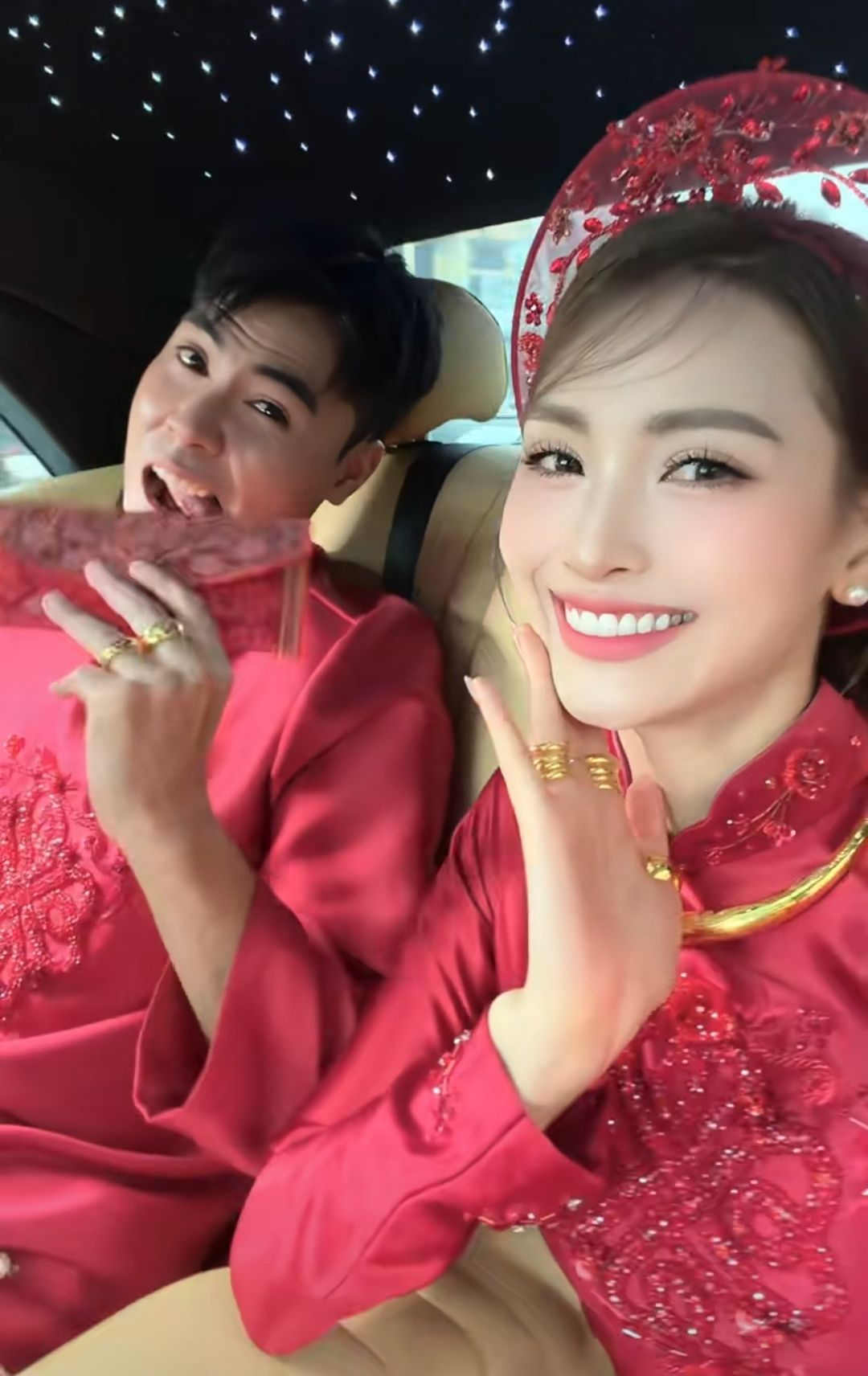 MC M&ugrave; Tạt v&agrave; Đức Huy gi&agrave;u cỡ n&agrave;o m&agrave; d&ugrave;ng hoa cầm tay đắt nhất thế giới, &ecirc; hề v&agrave;ng d&ugrave; mới đ&aacute;m hỏi?- Ảnh 7.