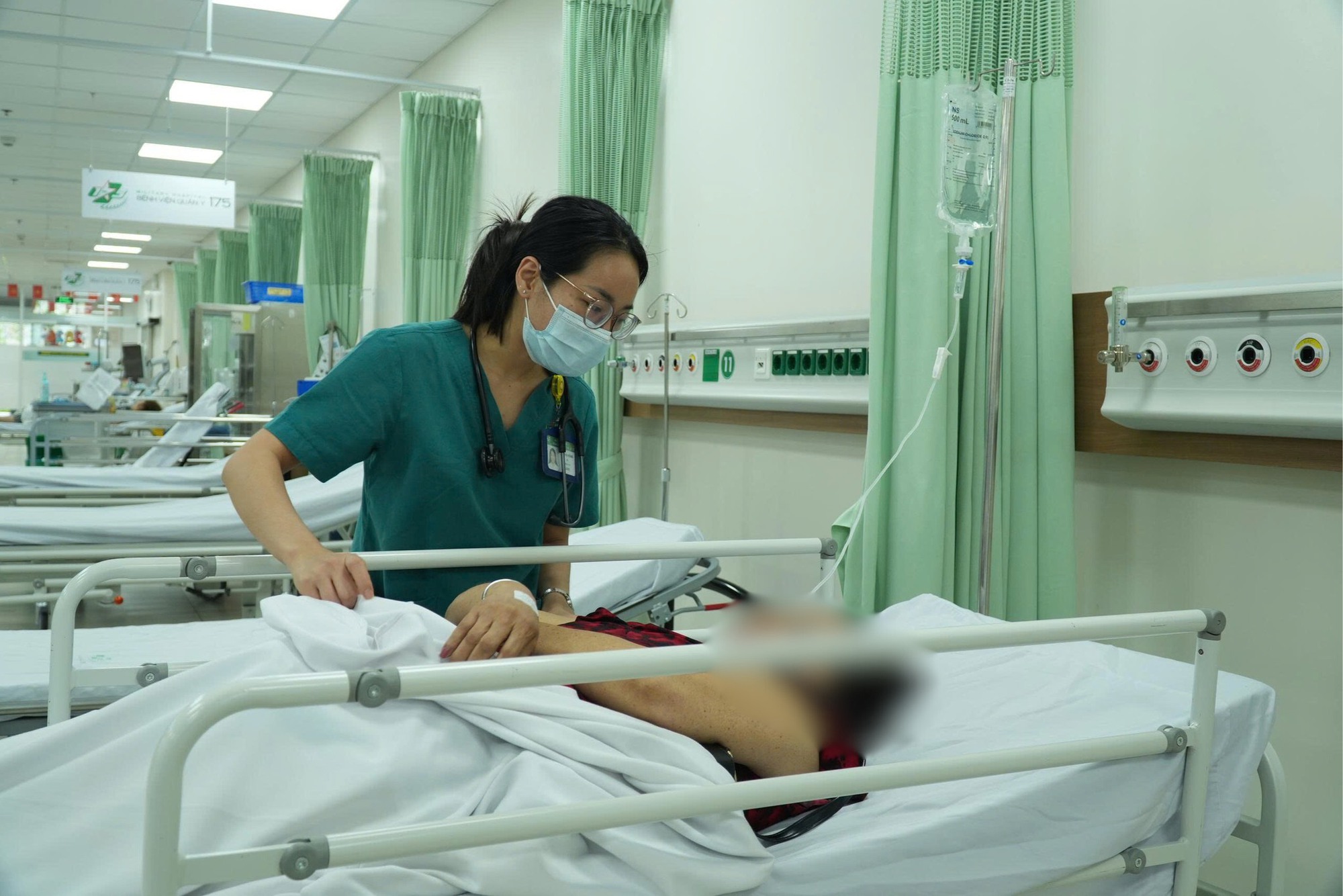 Bệnh viện Qu&acirc;n y 175 tiếp nhận 6 ca nghi ngộ độc thực phẩm sau khi ăn b&aacute;nh m&igrave;- Ảnh 1.