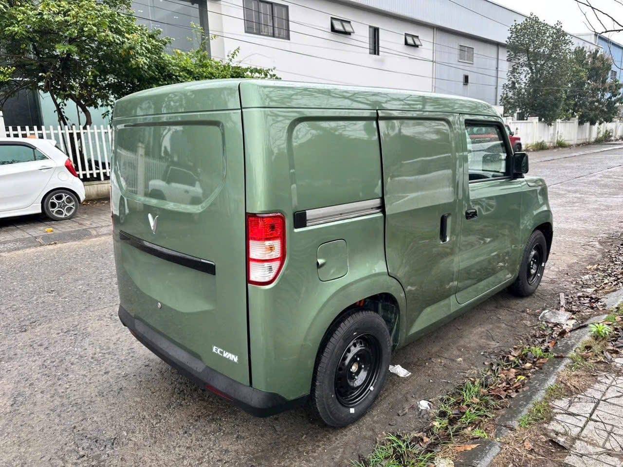 Lộ ảnh VinFast EC Van bản cửa l&ugrave;a: Chưa r&otilde; l&agrave; xe thương mại hay AI, tăng sức cạnh tranh 'Su c&oacute;c'- Ảnh 4.