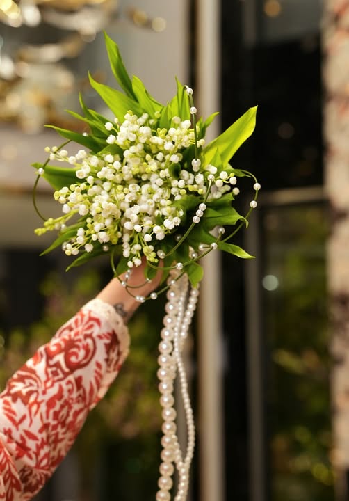 MC M&ugrave; Tạt v&agrave; Đức Huy gi&agrave;u cỡ n&agrave;o m&agrave; d&ugrave;ng hoa cầm tay đắt nhất thế giới, &ecirc; hề v&agrave;ng d&ugrave; mới đ&aacute;m hỏi?- Ảnh 2.