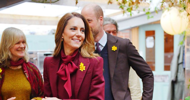 Bất chấp mưa lạnh, Vương phi Kate c&ugrave;ng chồng 