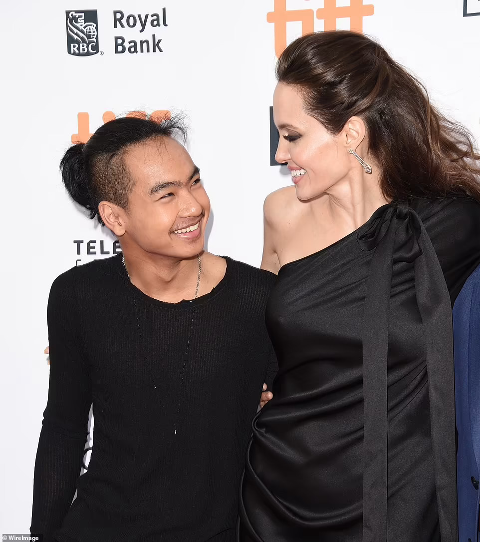 Con ruột lẫn con nu&ocirc;i của Brad Pitt v&agrave; Angelina Jolie thi nhau bỏ họ cha- Ảnh 3.