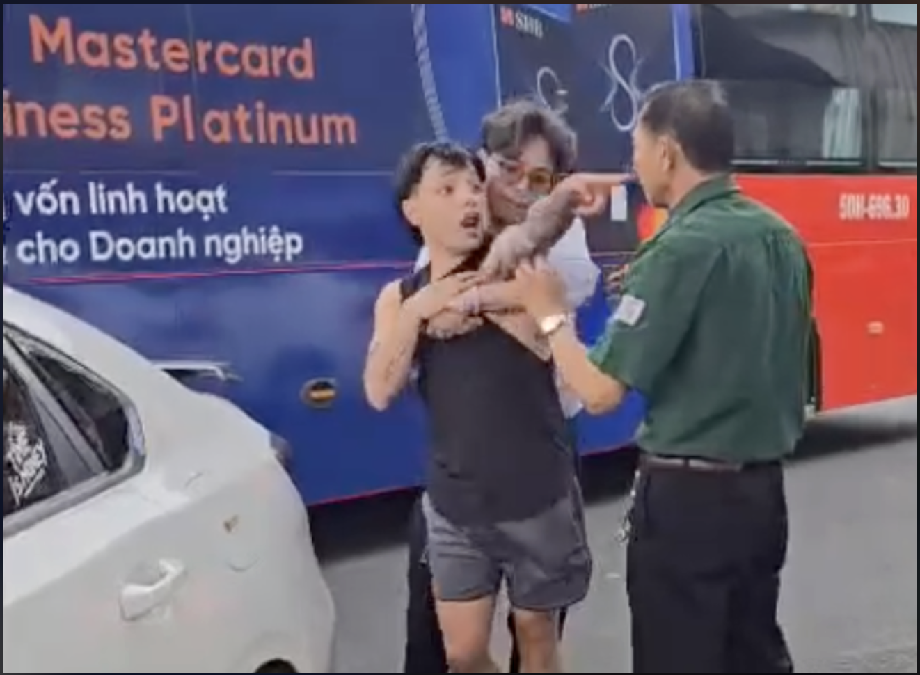 Bắt t&agrave;i xế l&aacute;i &ocirc; t&ocirc; t&ocirc;ng thẳng v&agrave;o đ&aacute;m đ&ocirc;ng ở c&acirc;y xăng tại Đ&agrave; Lạt khiến nhiều người bị thương- Ảnh 1.