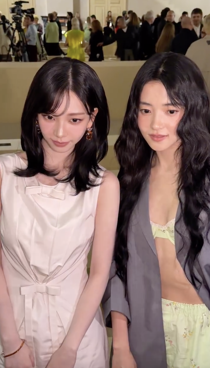 Show Prada năm nay: Tỷ ph&uacute; Mark Zuckerberg ngồi front row g&acirc;y tranh c&atilde;i, 2 nữ thần H&agrave;n Quốc đọ sắc trong 1 khung h&igrave;nh- Ảnh 6.