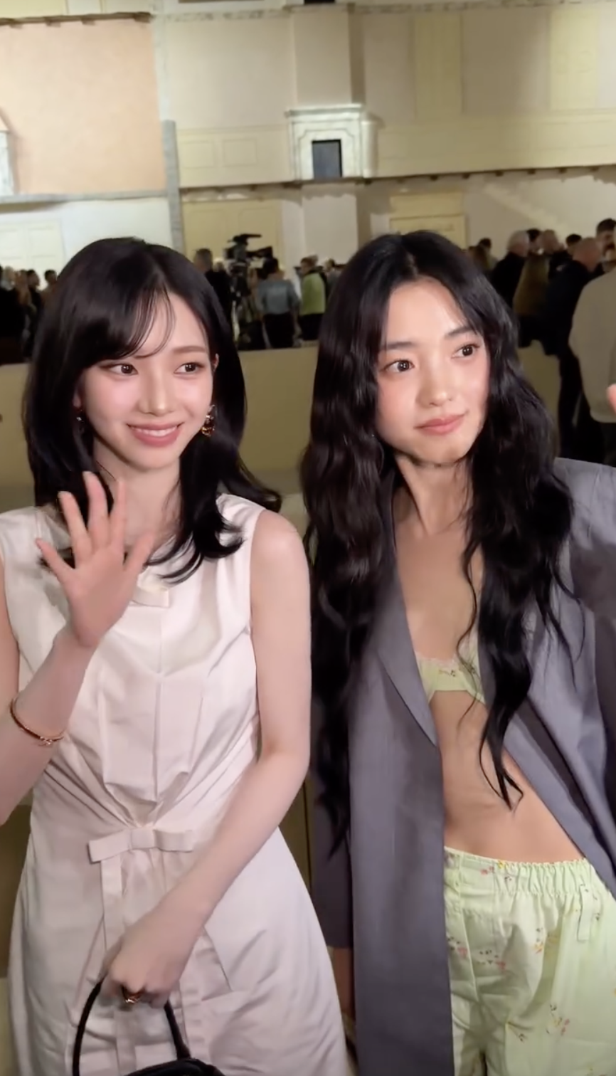 Show Prada năm nay: Tỷ ph&uacute; Mark Zuckerberg ngồi front row g&acirc;y tranh c&atilde;i, 2 nữ thần H&agrave;n Quốc đọ sắc trong 1 khung h&igrave;nh- Ảnh 5.