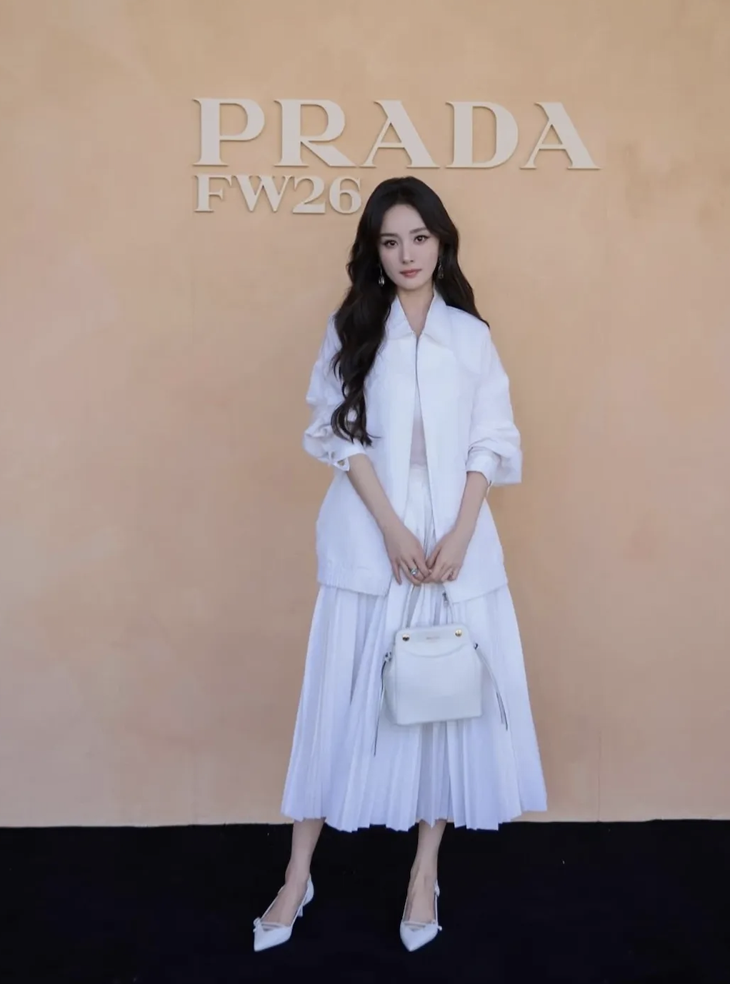 Show Prada năm nay: Tỷ ph&uacute; Mark Zuckerberg ngồi front row g&acirc;y tranh c&atilde;i, 2 nữ thần H&agrave;n Quốc đọ sắc trong 1 khung h&igrave;nh- Ảnh 7.