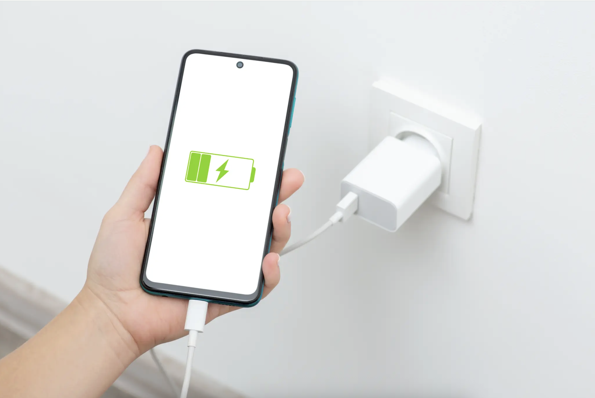 Ở kh&aacute;ch sạn 4 đ&ecirc;m, vị kh&aacute;ch bất ngờ bị phạt gần 6 triệu chỉ v&igrave; lỗi r&uacute;t 1 thứ khỏi ổ cắm điện- Ảnh 2.