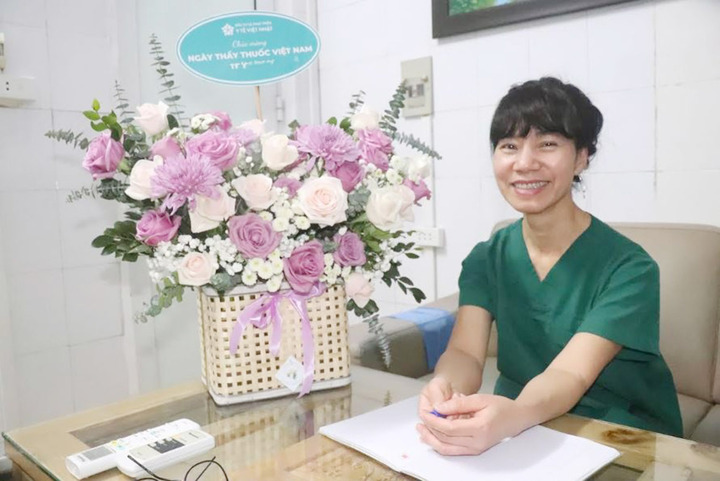 Nữ b&aacute;c sĩ 20 năm sau tấm m&agrave;n xanh ph&ograve;ng mổ, canh giữ nhịp sống người bệnh- Ảnh 1.