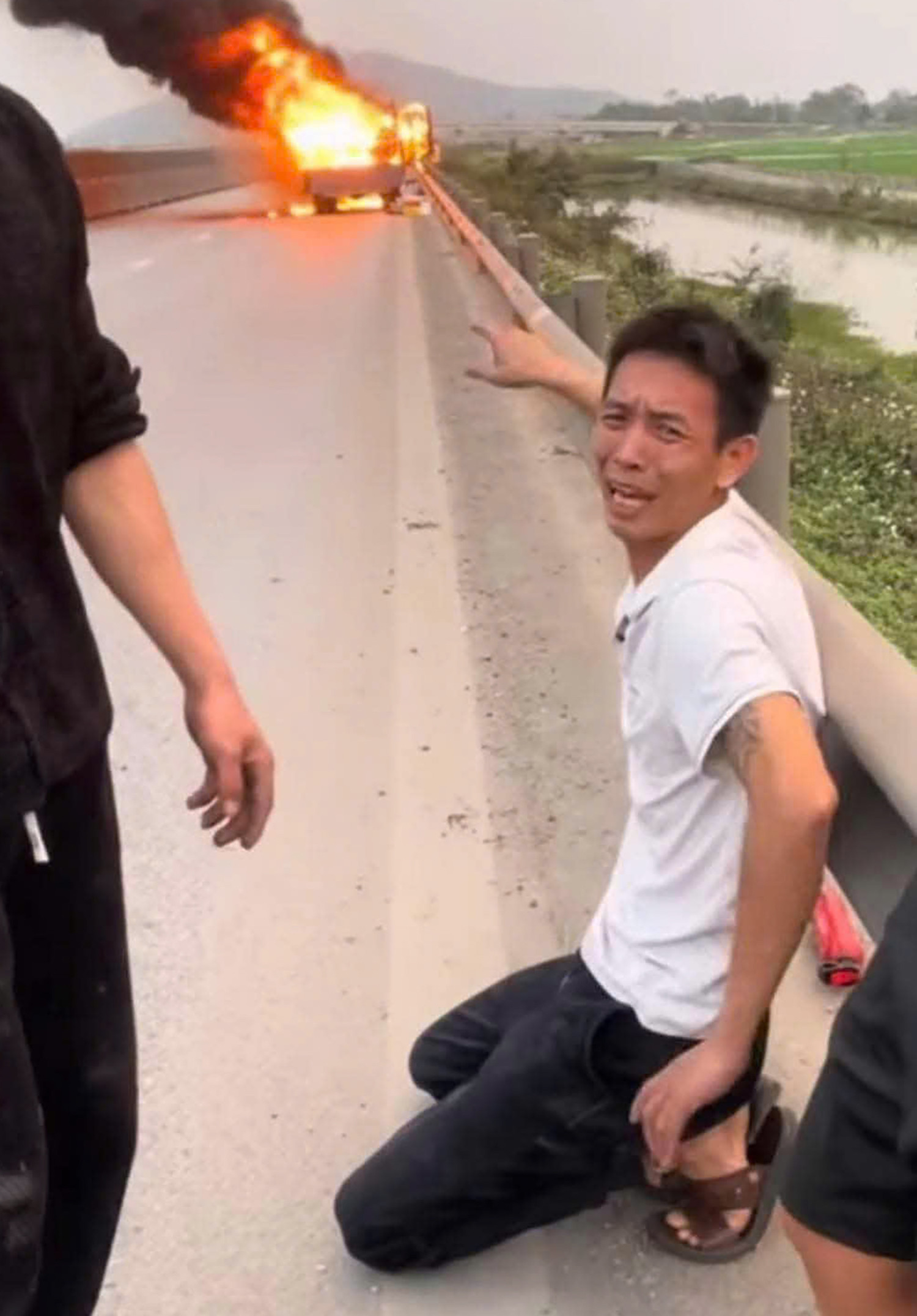 Vụ tài xế bất lực bật khóc vì ô tô chở nhiều xe máy bốc cháy: Tiền đền bù là gánh nặng lớn khi nhà còn 3 con nhỏ, mẹ già đau ốm- Ảnh 4. Vụ tài xế bất lực bật khóc vì ô tô chở nhiều xe máy bốc cháy: Tiền đền bù là gánh nặng lớn khi nhà còn 3 con nhỏ, mẹ già đau ốm- Ảnh 4.