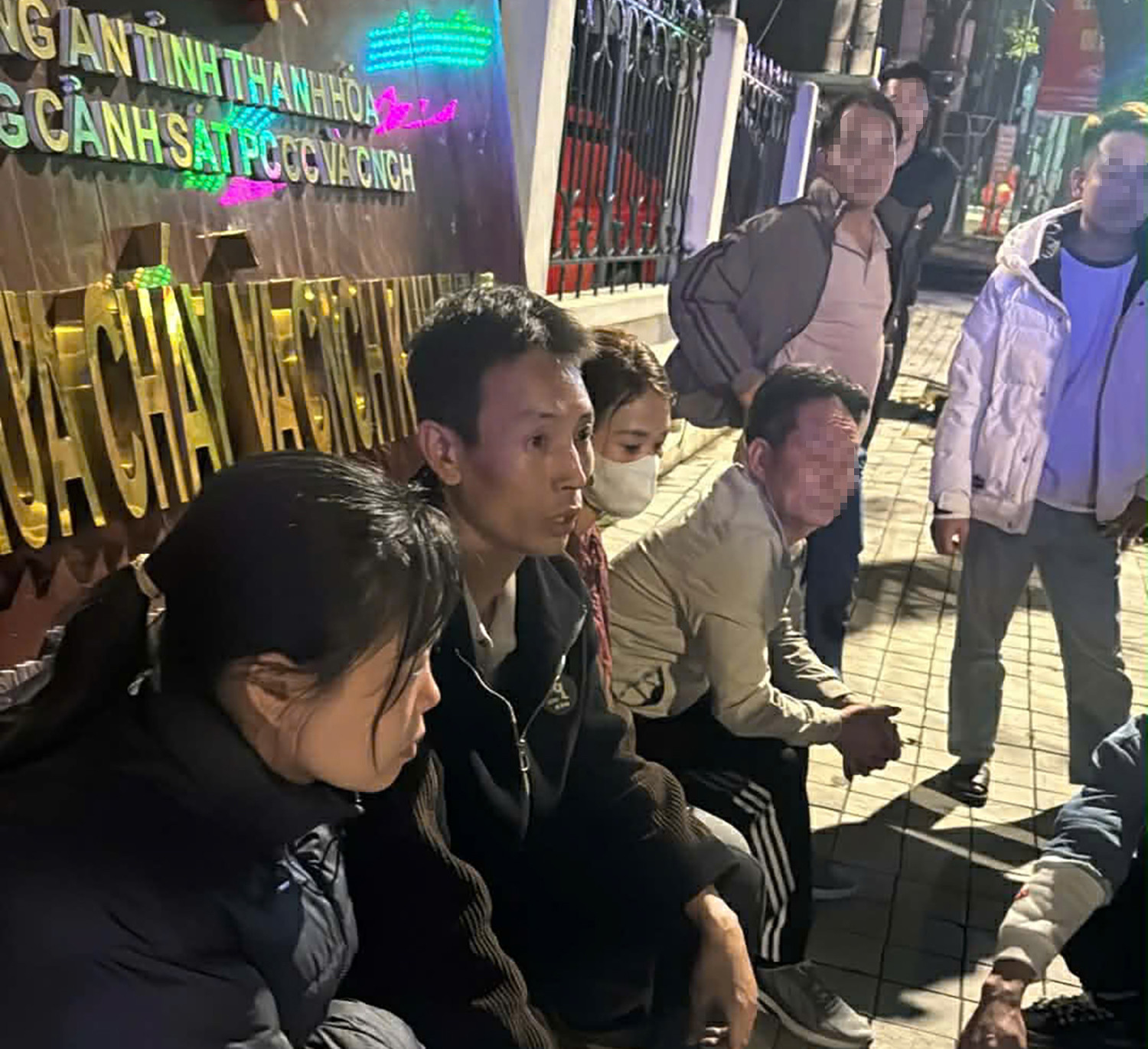 Vụ tài xế bất lực bật khóc vì ô tô chở nhiều xe máy bốc cháy: Tiền đền bù là gánh nặng lớn khi nhà còn 3 con nhỏ, mẹ già đau ốm- Ảnh 5. Vụ tài xế bất lực bật khóc vì ô tô chở nhiều xe máy bốc cháy: Tiền đền bù là gánh nặng lớn khi nhà còn 3 con nhỏ, mẹ già đau ốm- Ảnh 5.