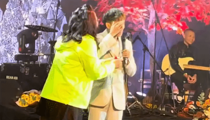 Nam ca sĩ được tặng v&agrave;ng nhiều nhất Việt Nam: Nhận tiền mặt cả trăm triệu đồng tr&ecirc;n s&acirc;n khấu, 13 tuổi đ&atilde; nổi tiếng- Ảnh 6.