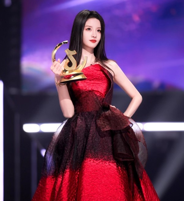 Ngắm dung mạo n&agrave;y sẽ hiểu v&igrave; sao 