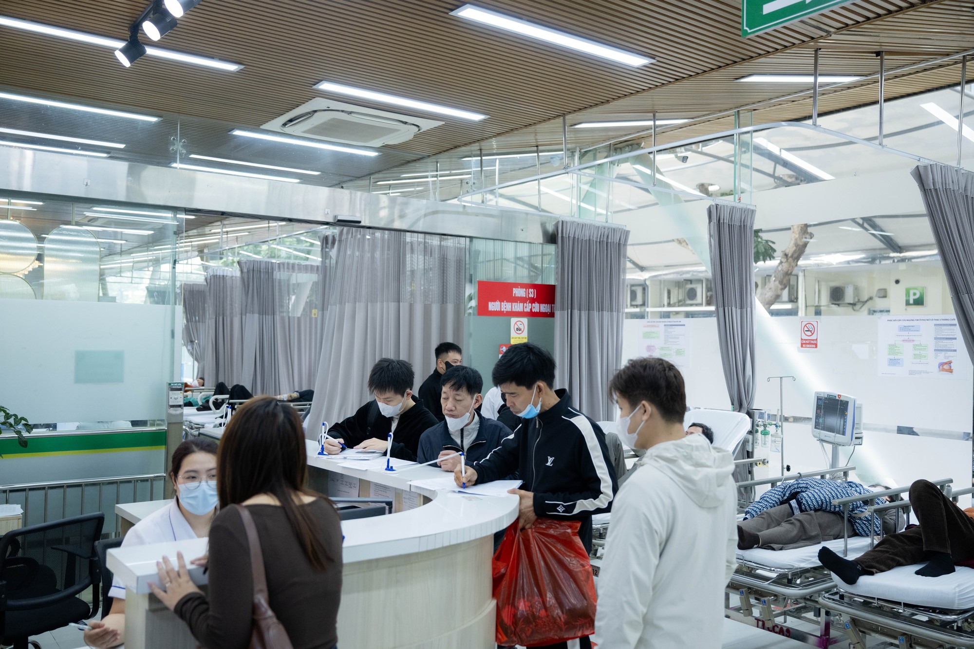 Guồng quay tại Trung t&acirc;m Cấp cứu A9, Bạch viện Bạch Mai biến c&aacute;c b&aacute;c sĩ th&agrave;nh 