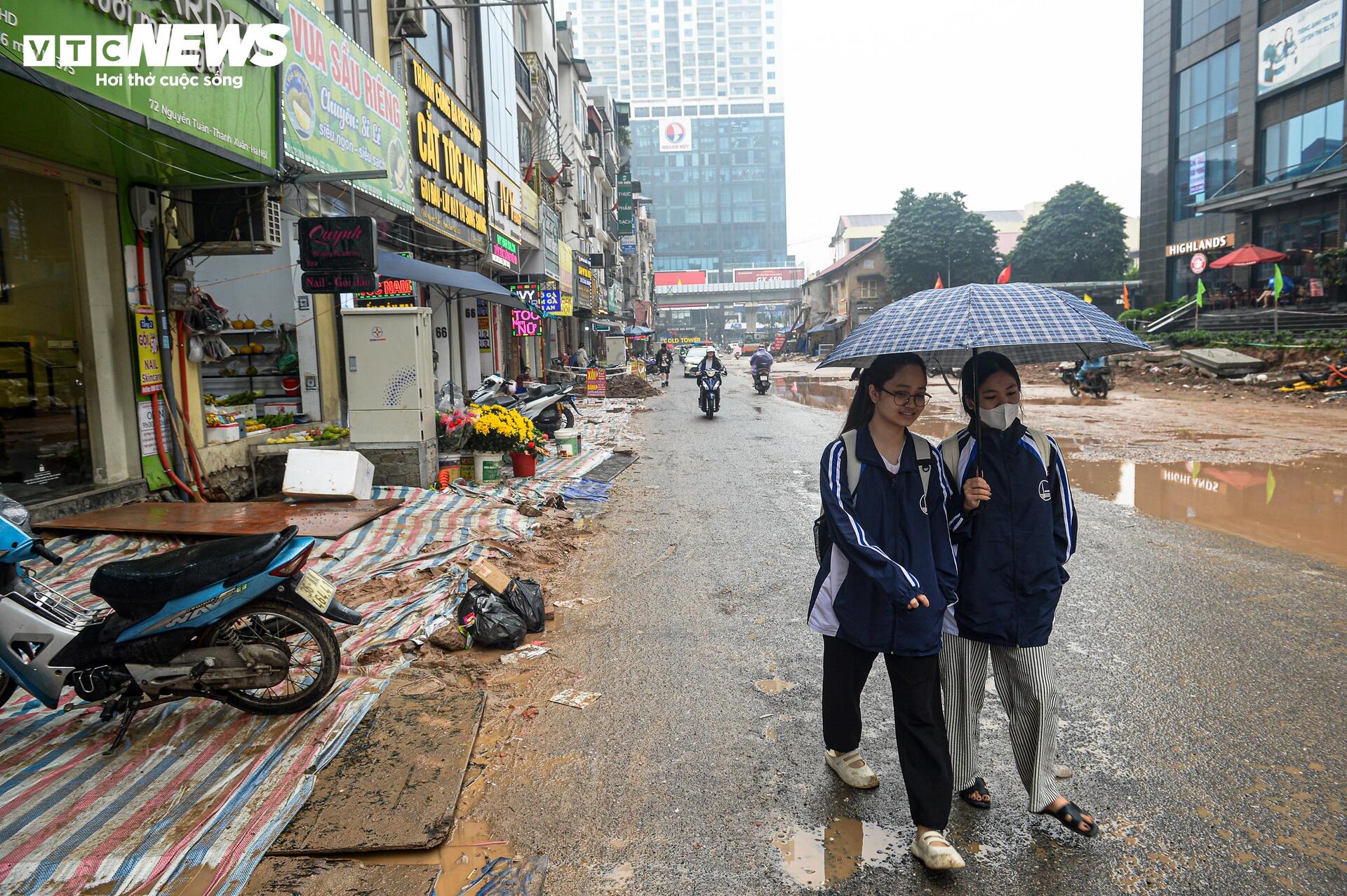 Dự &aacute;n đường 400 tỷ ở H&agrave; Nội ngổn ngang sau Tết, d&acirc;n lội b&ugrave;n, bắc v&aacute;n v&agrave;o nh&agrave;- Ảnh 8.