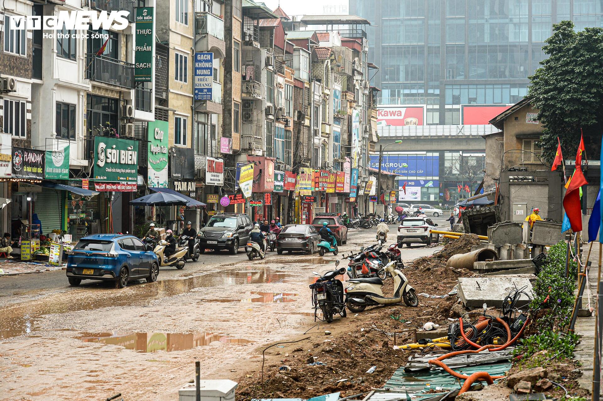 Dự &aacute;n đường 400 tỷ ở H&agrave; Nội ngổn ngang sau Tết, d&acirc;n lội b&ugrave;n, bắc v&aacute;n v&agrave;o nh&agrave;- Ảnh 1.