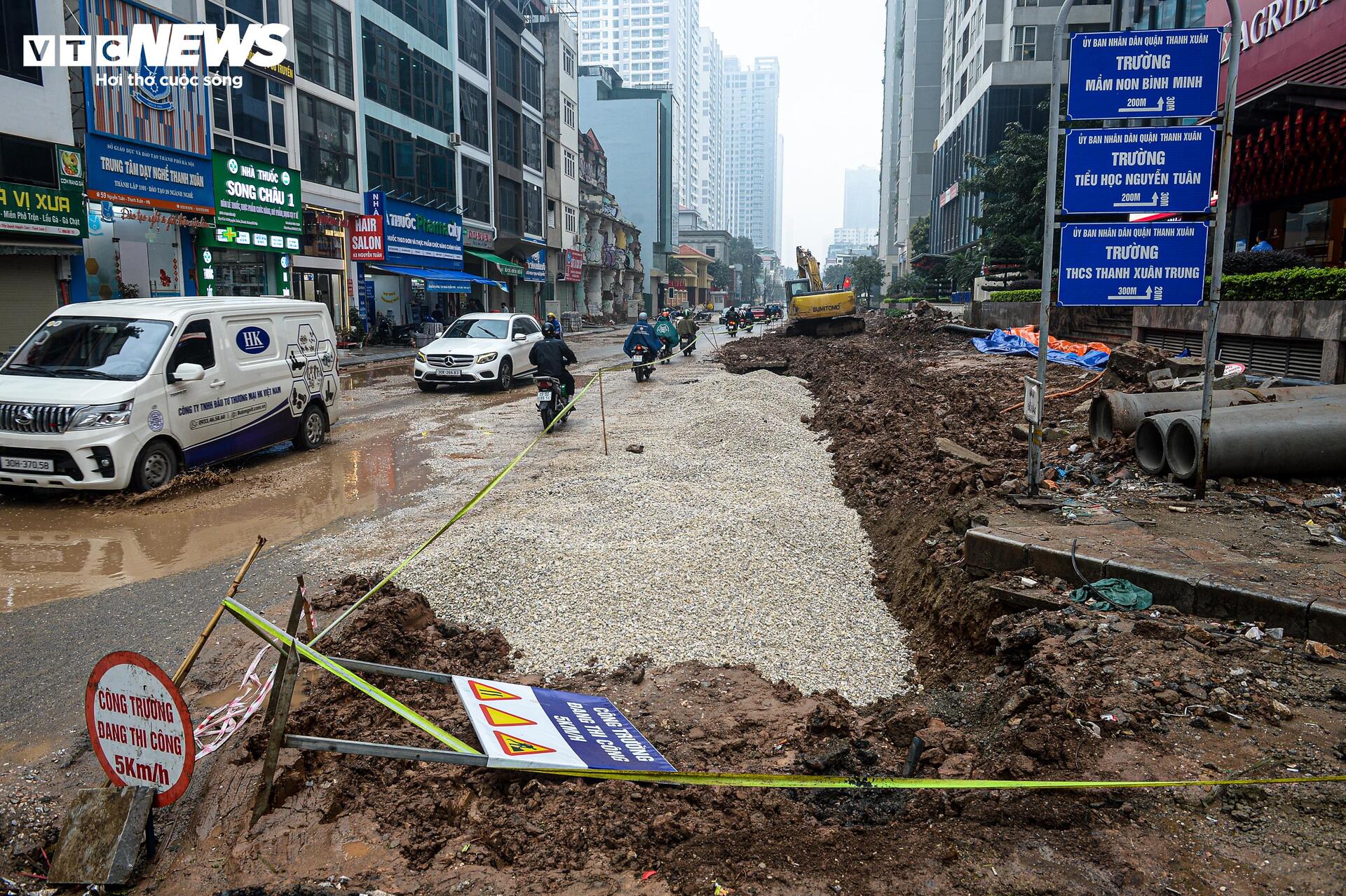 Dự &aacute;n đường 400 tỷ ở H&agrave; Nội ngổn ngang sau Tết, d&acirc;n lội b&ugrave;n, bắc v&aacute;n v&agrave;o nh&agrave;- Ảnh 9.