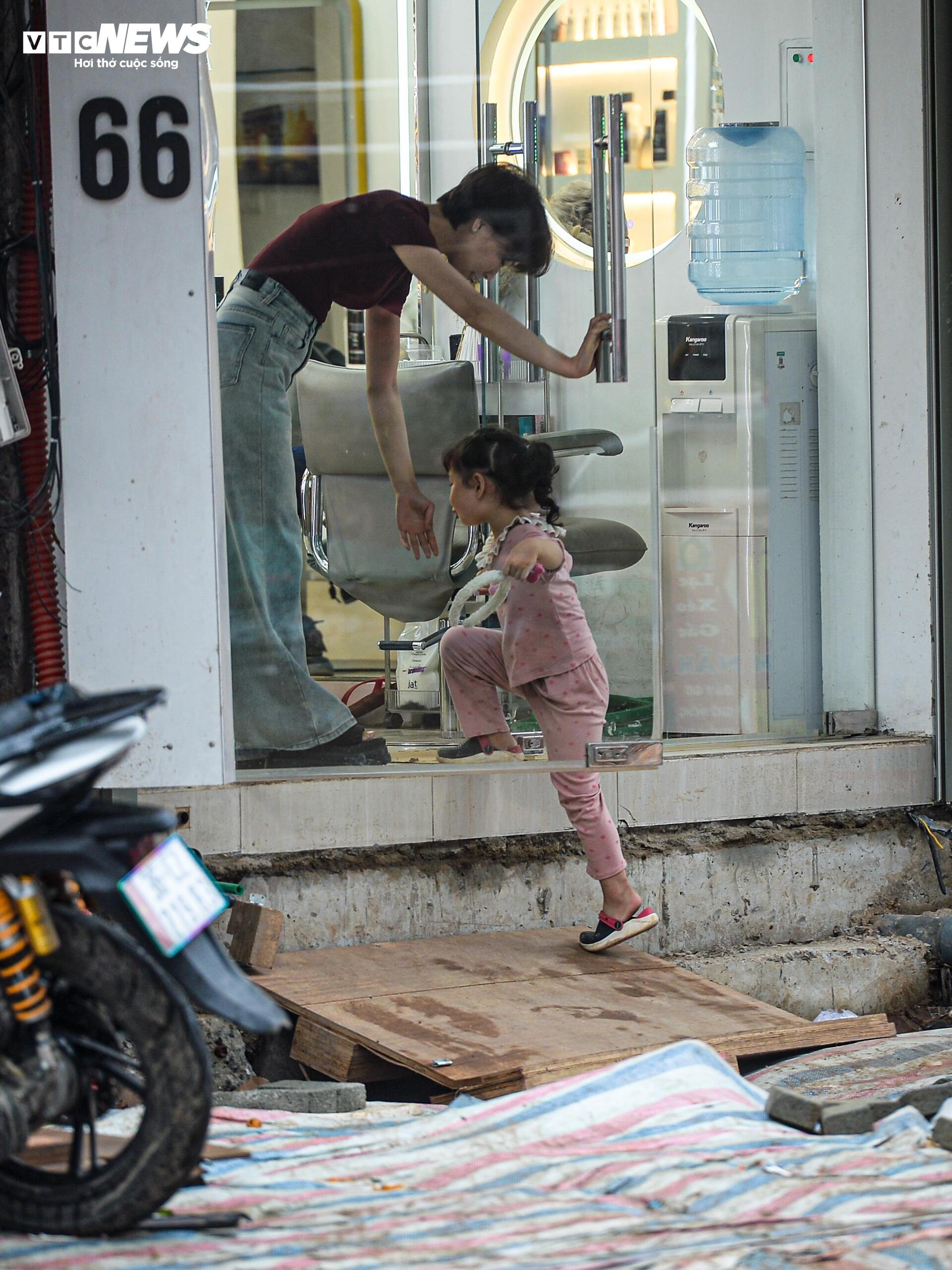 Dự &aacute;n đường 400 tỷ ở H&agrave; Nội ngổn ngang sau Tết, d&acirc;n lội b&ugrave;n, bắc v&aacute;n v&agrave;o nh&agrave;- Ảnh 13.