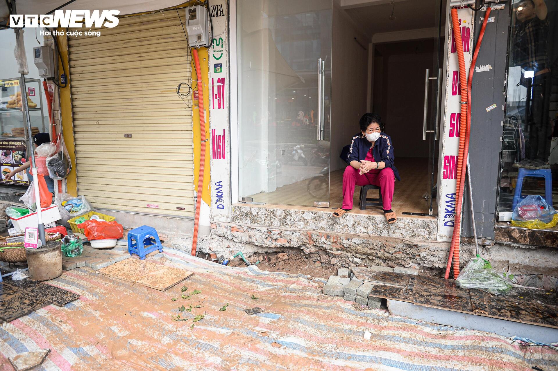 Dự &aacute;n đường 400 tỷ ở H&agrave; Nội ngổn ngang sau Tết, d&acirc;n lội b&ugrave;n, bắc v&aacute;n v&agrave;o nh&agrave;- Ảnh 12.