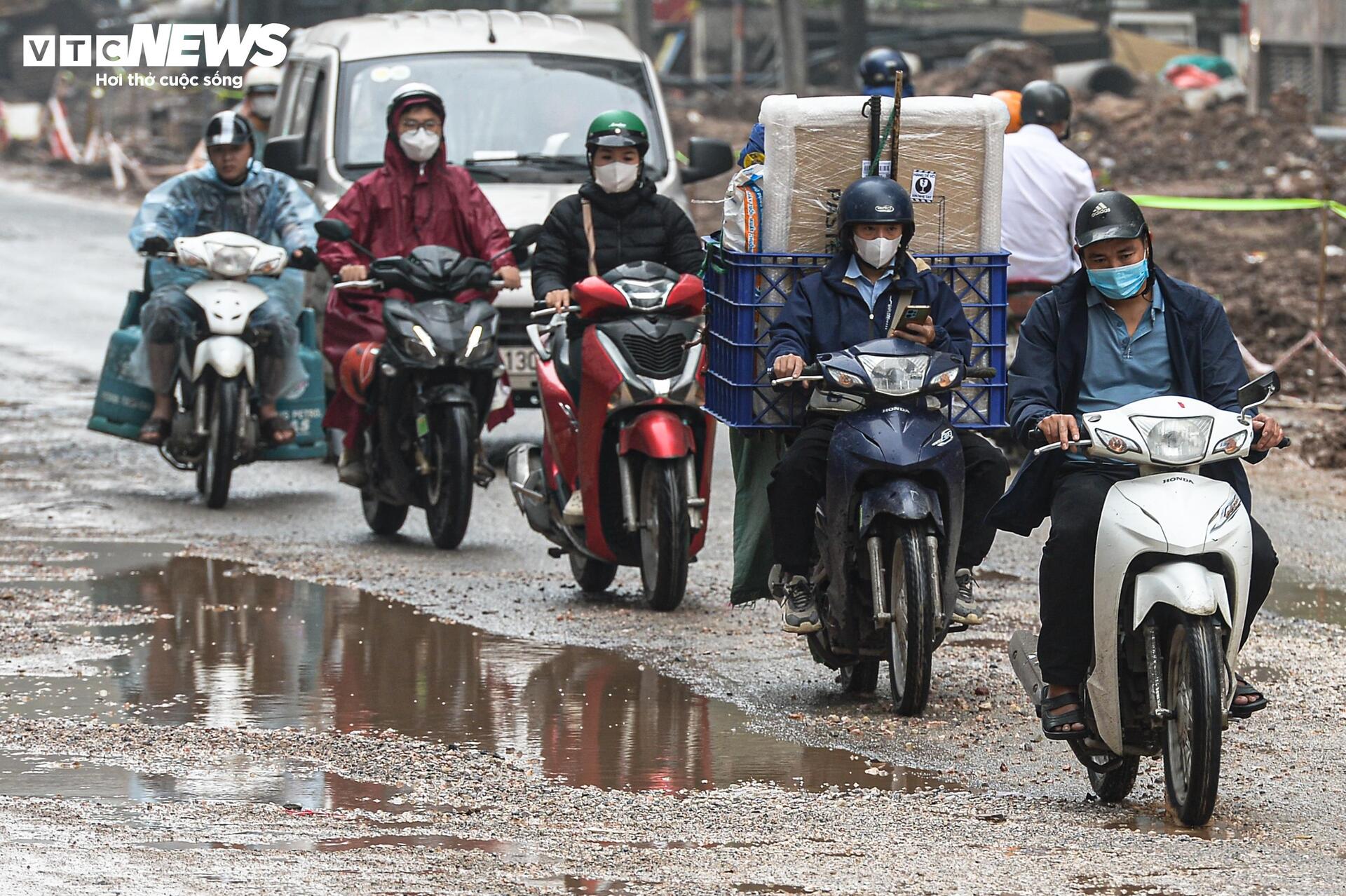 Dự &aacute;n đường 400 tỷ ở H&agrave; Nội ngổn ngang sau Tết, d&acirc;n lội b&ugrave;n, bắc v&aacute;n v&agrave;o nh&agrave;- Ảnh 17.