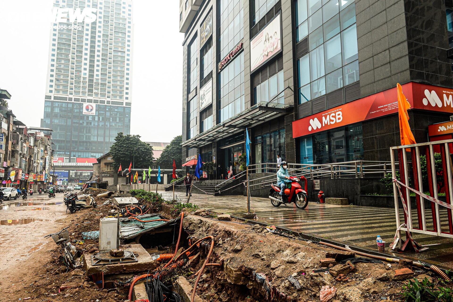 Dự &aacute;n đường 400 tỷ ở H&agrave; Nội ngổn ngang sau Tết, d&acirc;n lội b&ugrave;n, bắc v&aacute;n v&agrave;o nh&agrave;- Ảnh 2.