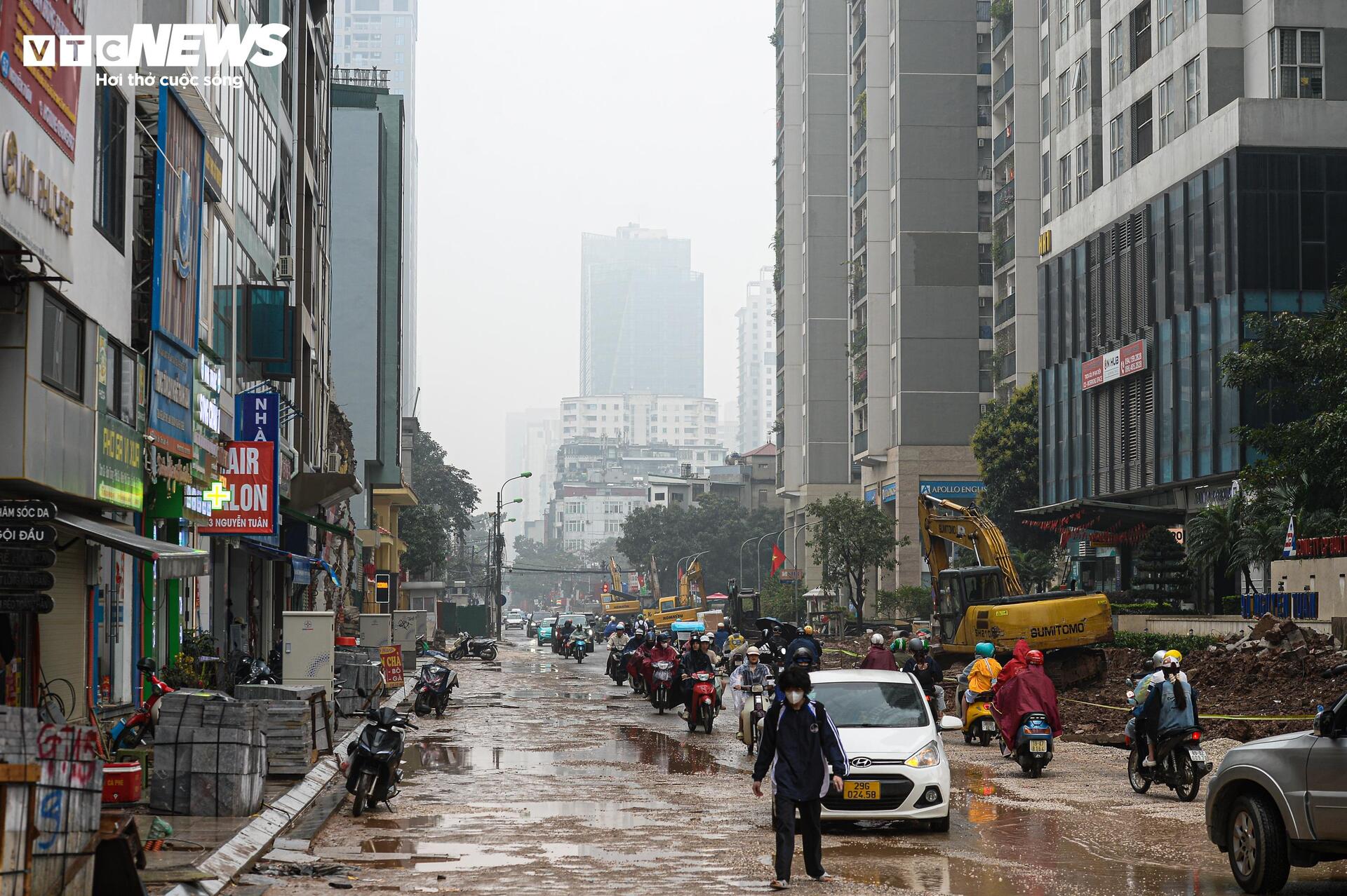 Dự &aacute;n đường 400 tỷ ở H&agrave; Nội ngổn ngang sau Tết, d&acirc;n lội b&ugrave;n, bắc v&aacute;n v&agrave;o nh&agrave;- Ảnh 20.