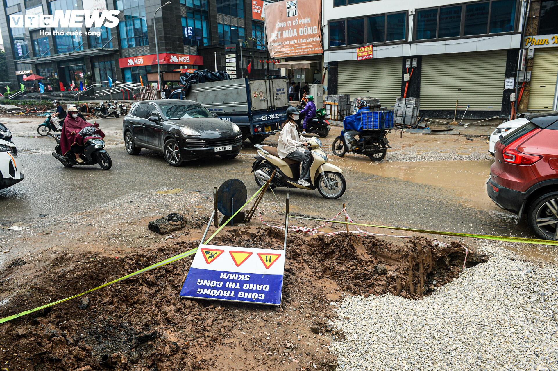 Dự &aacute;n đường 400 tỷ ở H&agrave; Nội ngổn ngang sau Tết, d&acirc;n lội b&ugrave;n, bắc v&aacute;n v&agrave;o nh&agrave;- Ảnh 7.