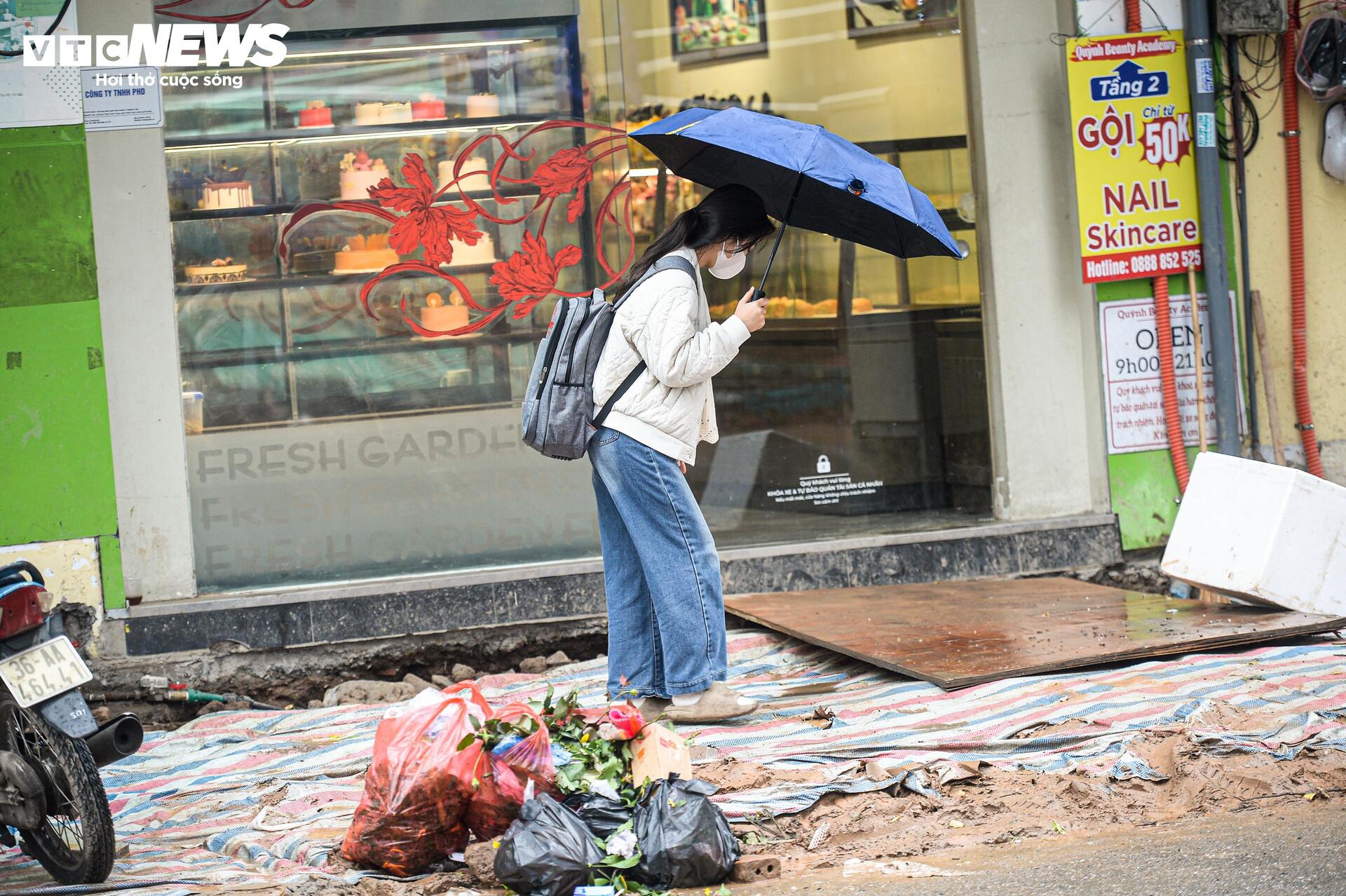 Dự &aacute;n đường 400 tỷ ở H&agrave; Nội ngổn ngang sau Tết, d&acirc;n lội b&ugrave;n, bắc v&aacute;n v&agrave;o nh&agrave;- Ảnh 10.