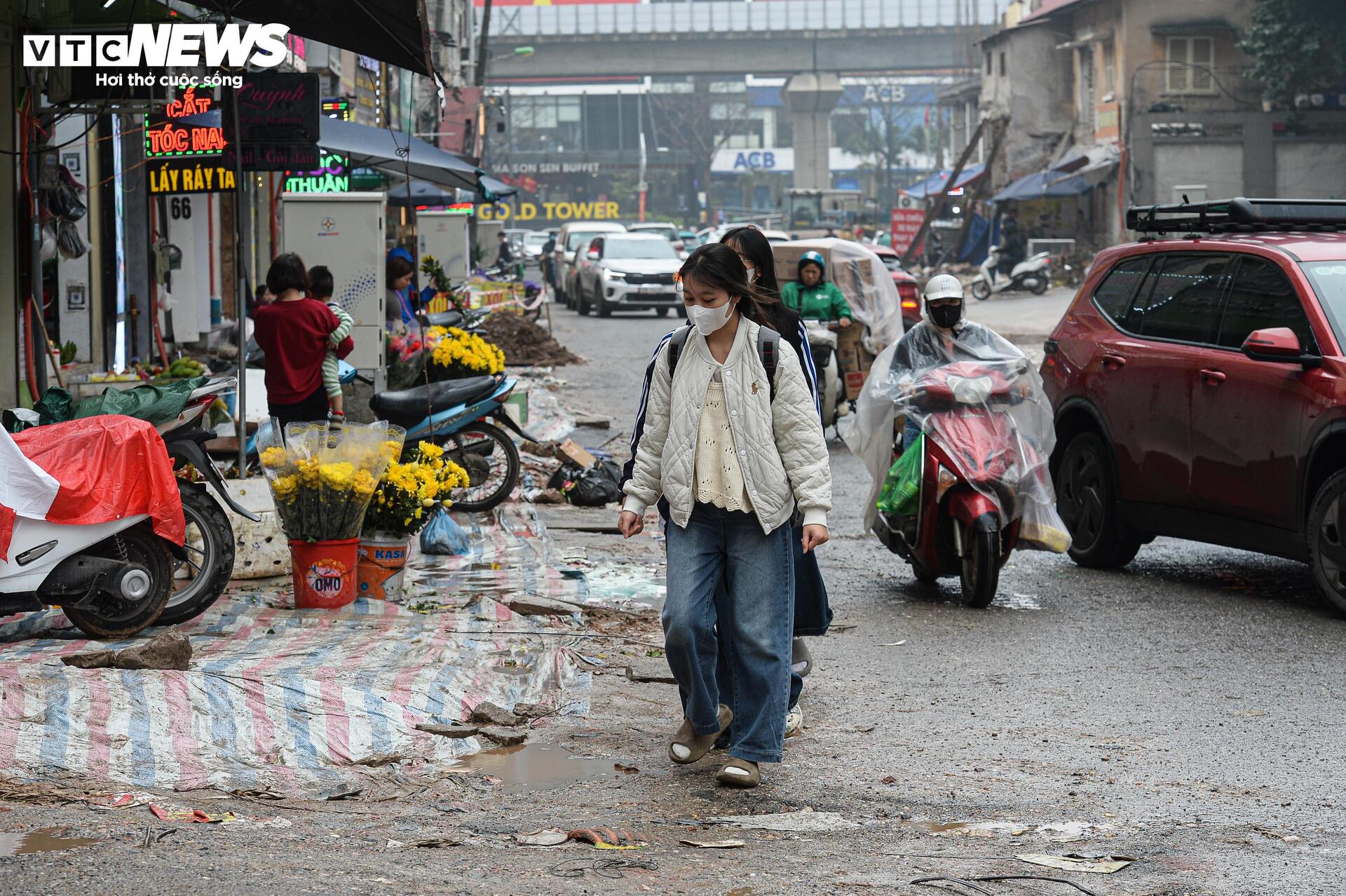 Dự &aacute;n đường 400 tỷ ở H&agrave; Nội ngổn ngang sau Tết, d&acirc;n lội b&ugrave;n, bắc v&aacute;n v&agrave;o nh&agrave;- Ảnh 11.