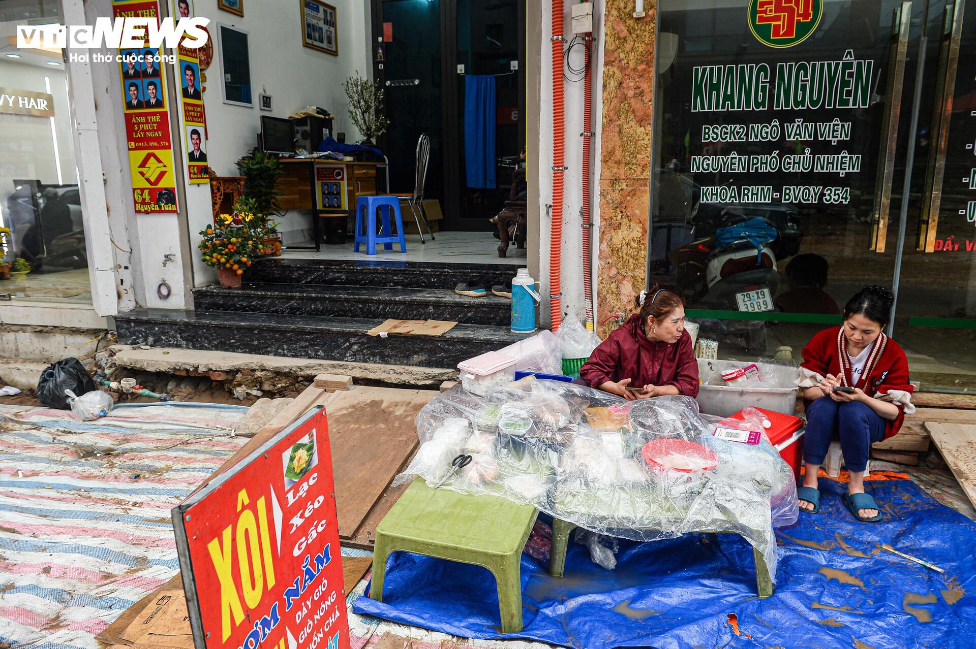 Dự &aacute;n đường 400 tỷ ở H&agrave; Nội ngổn ngang sau Tết, d&acirc;n lội b&ugrave;n, bắc v&aacute;n v&agrave;o nh&agrave;- Ảnh 4.