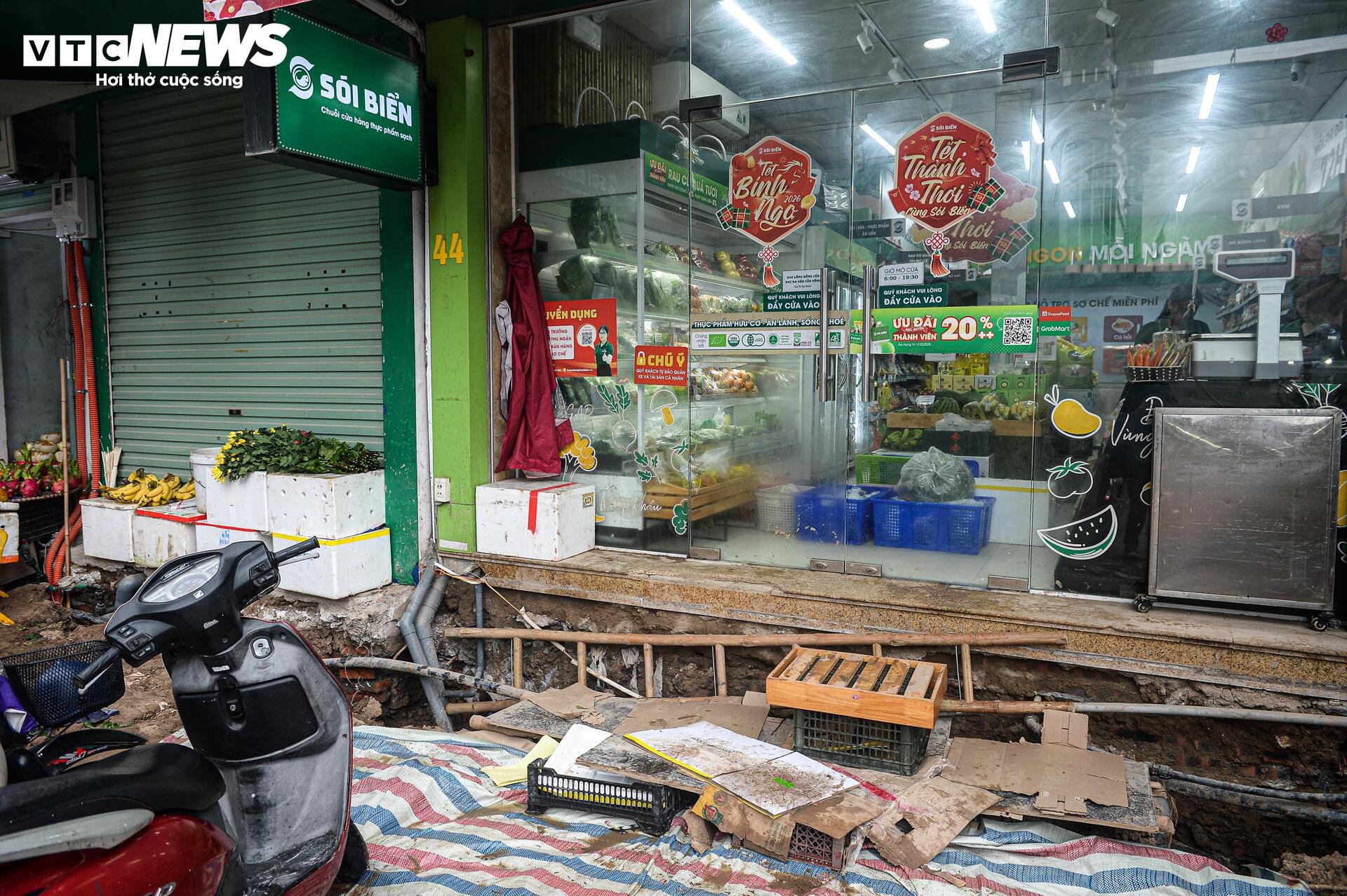 Dự &aacute;n đường 400 tỷ ở H&agrave; Nội ngổn ngang sau Tết, d&acirc;n lội b&ugrave;n, bắc v&aacute;n v&agrave;o nh&agrave;- Ảnh 6.