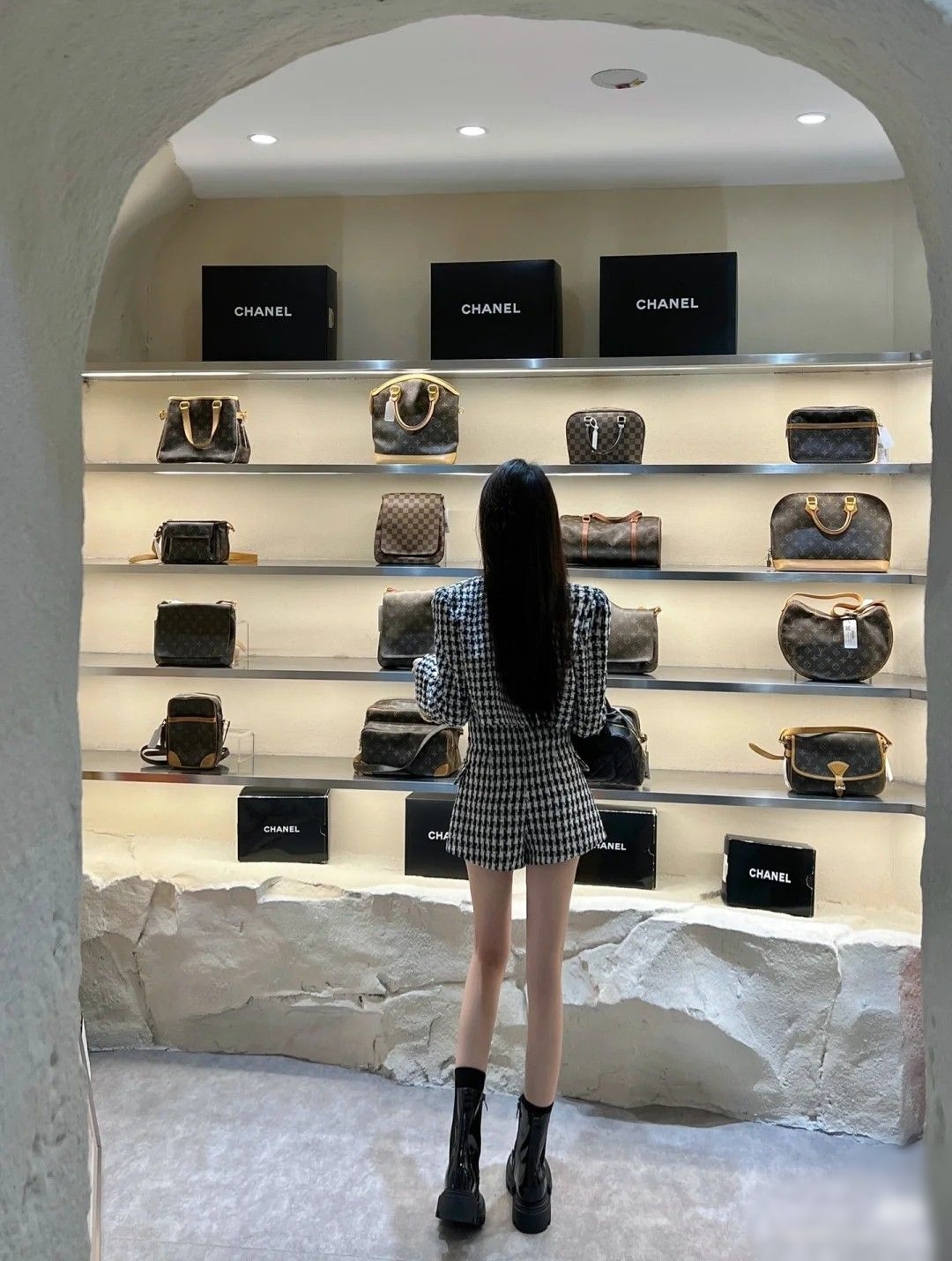 Vụ c&ocirc; g&aacute;i mặc đồng phục học sinh đi mua đồ hiệu bị &ldquo;tấn c&ocirc;ng&rdquo;: V&igrave; sao đ&aacute;m đ&ocirc;ng dễ ph&aacute;n x&eacute;t bằng quần &aacute;o?- Ảnh 3.