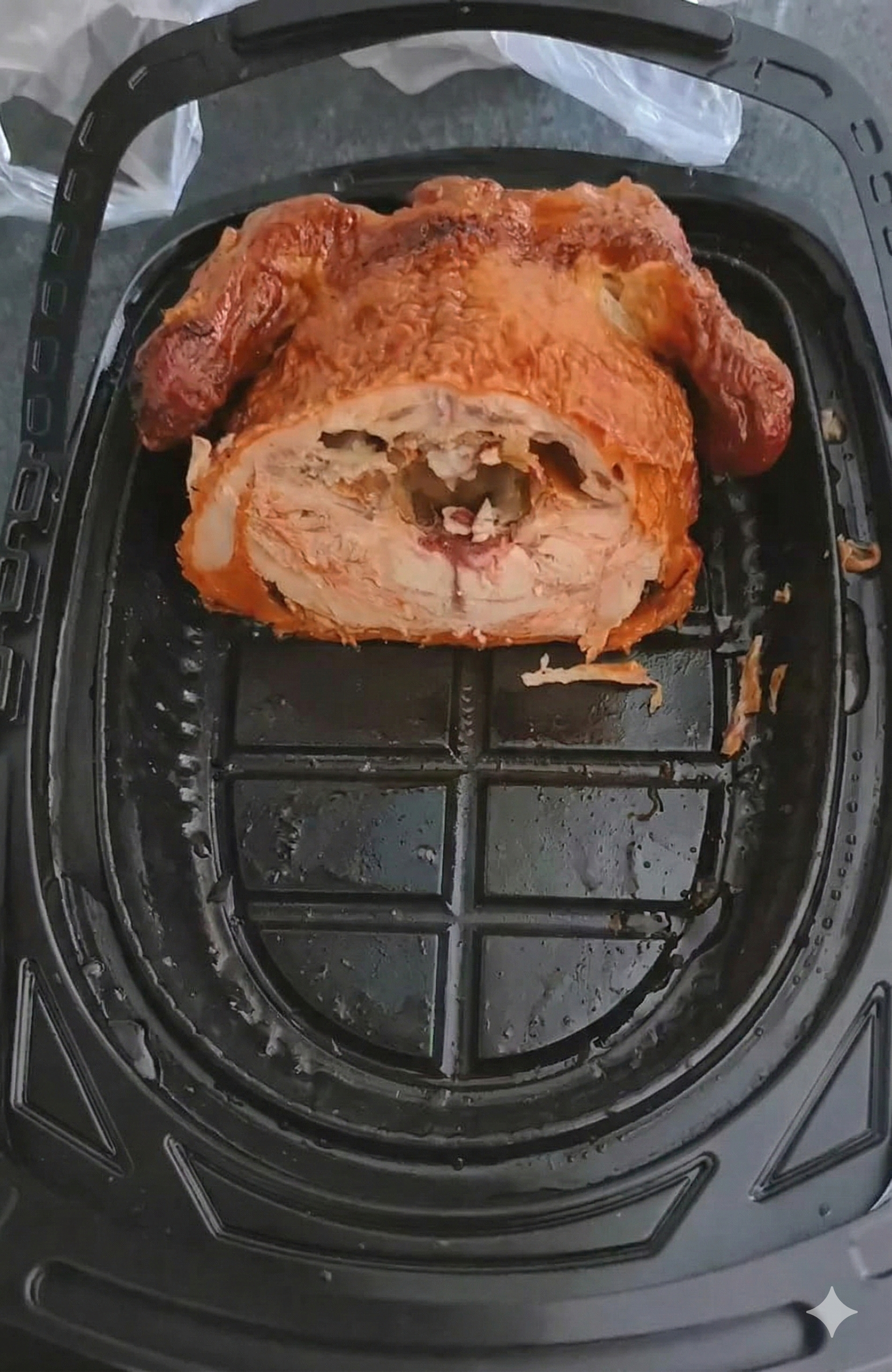 Nửa con g&agrave; quay đang khiến cả MXH b&ugrave;ng nổ, c&aacute;c b&agrave; mẹ thi nhau b&igrave;nh luận: Con nh&agrave; t&ocirc;i cũng "ngớ ngẩn" y chang như n&agrave;y!- Ảnh 1.