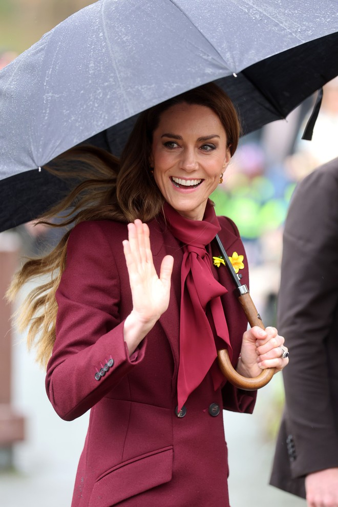 Bất chấp mưa lạnh, Vương phi Kate c&ugrave;ng chồng 