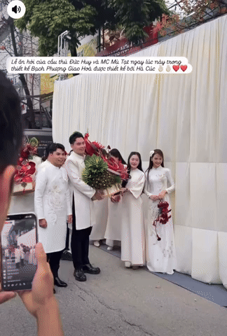 Video: Trọn vẹn lễ ăn hỏi của Đức Huy v&agrave; MC M&ugrave; Tạt s&aacute;ng nay, visual c&ocirc; d&acirc;u nổi bật, ch&uacute; rể cười kh&ocirc;ng ngớt- Ảnh 1.