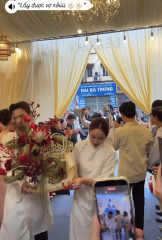 Video: Trọn vẹn lễ ăn hỏi của Đức Huy v&agrave; MC M&ugrave; Tạt s&aacute;ng nay, visual c&ocirc; d&acirc;u nổi bật, ch&uacute; rể cười kh&ocirc;ng ngớt- Ảnh 4.