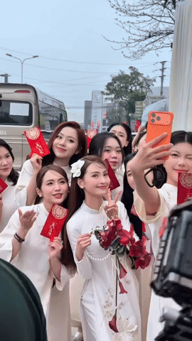 Tuyển thủ Đức Huy và MC Mù Tạt cực tình trong lễ cưới, cô dâu rạng rỡ như hoa giữa dàn phù dâu xinh đẹp- Ảnh 2. Tuyển thủ Đức Huy và MC Mù Tạt cực tình trong lễ cưới, cô dâu rạng rỡ như hoa giữa dàn phù dâu xinh đẹp- Ảnh 2.