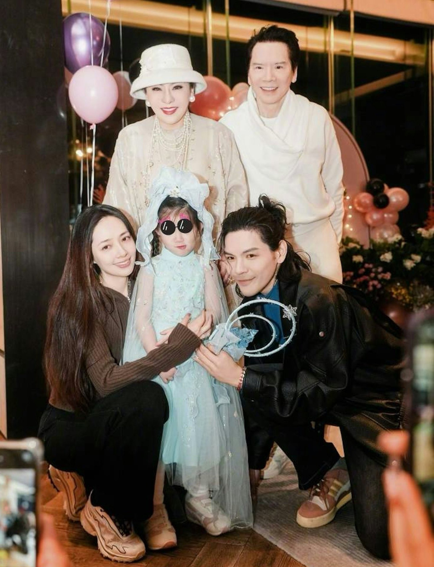 &Ocirc;ng tr&ugrave;m giải tr&iacute; giao to&agrave;n bộ t&agrave;i sản cho con d&acirc;u- Ảnh 2.