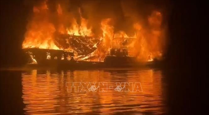 Cháy tàu du lịch trên vịnh Hạ Long- Ảnh 1. Cháy tàu du lịch trên vịnh Hạ Long- Ảnh 1.