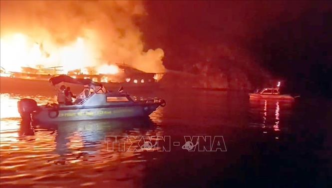 Cháy tàu du lịch trên vịnh Hạ Long- Ảnh 2. Cháy tàu du lịch trên vịnh Hạ Long- Ảnh 2.