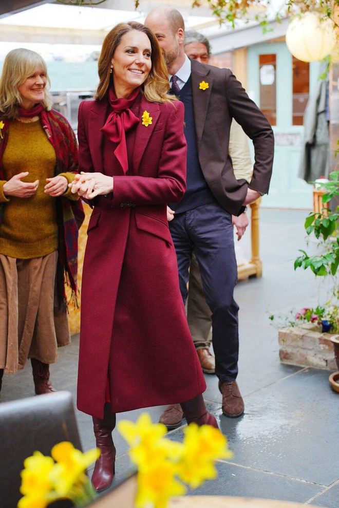 Bất chấp mưa lạnh, Vương phi Kate c&ugrave;ng chồng 