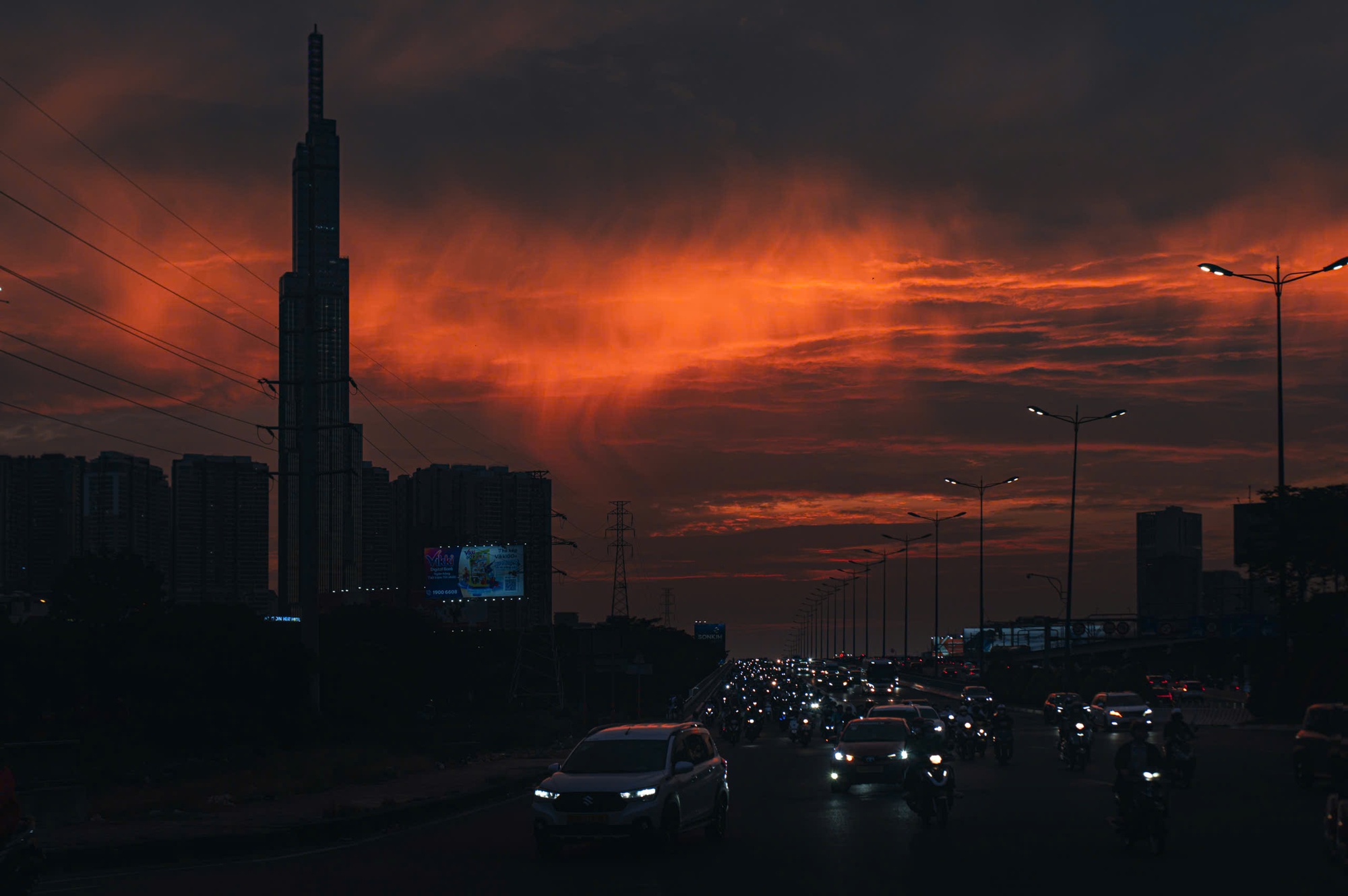 TP Hồ Ch&iacute; Minh đẹp quyến rũ trong loạt ảnh "săn"ho&agrave;ng h&ocirc;n- Ảnh 3.