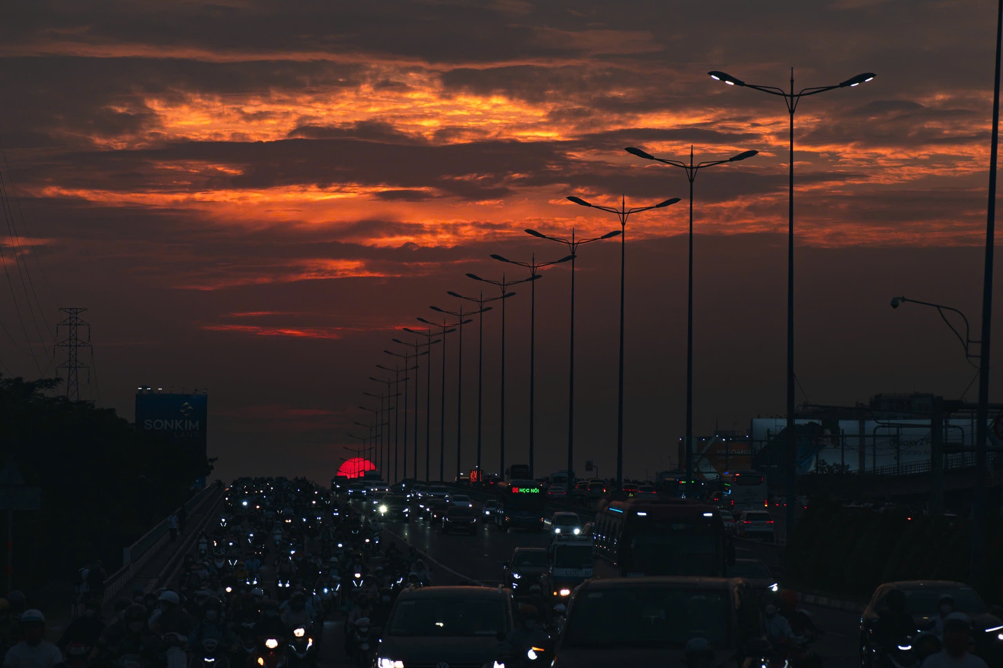 TP Hồ Ch&iacute; Minh đẹp quyến rũ trong loạt ảnh "săn"ho&agrave;ng h&ocirc;n- Ảnh 2.