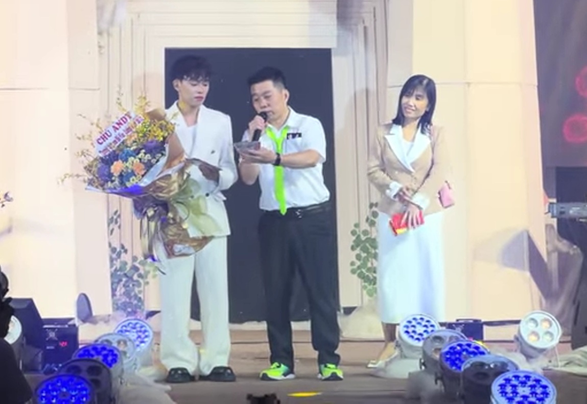 Nam ca sĩ được tặng v&agrave;ng nhiều nhất Việt Nam: Nhận tiền mặt cả trăm triệu đồng tr&ecirc;n s&acirc;n khấu, 13 tuổi đ&atilde; nổi tiếng- Ảnh 7.