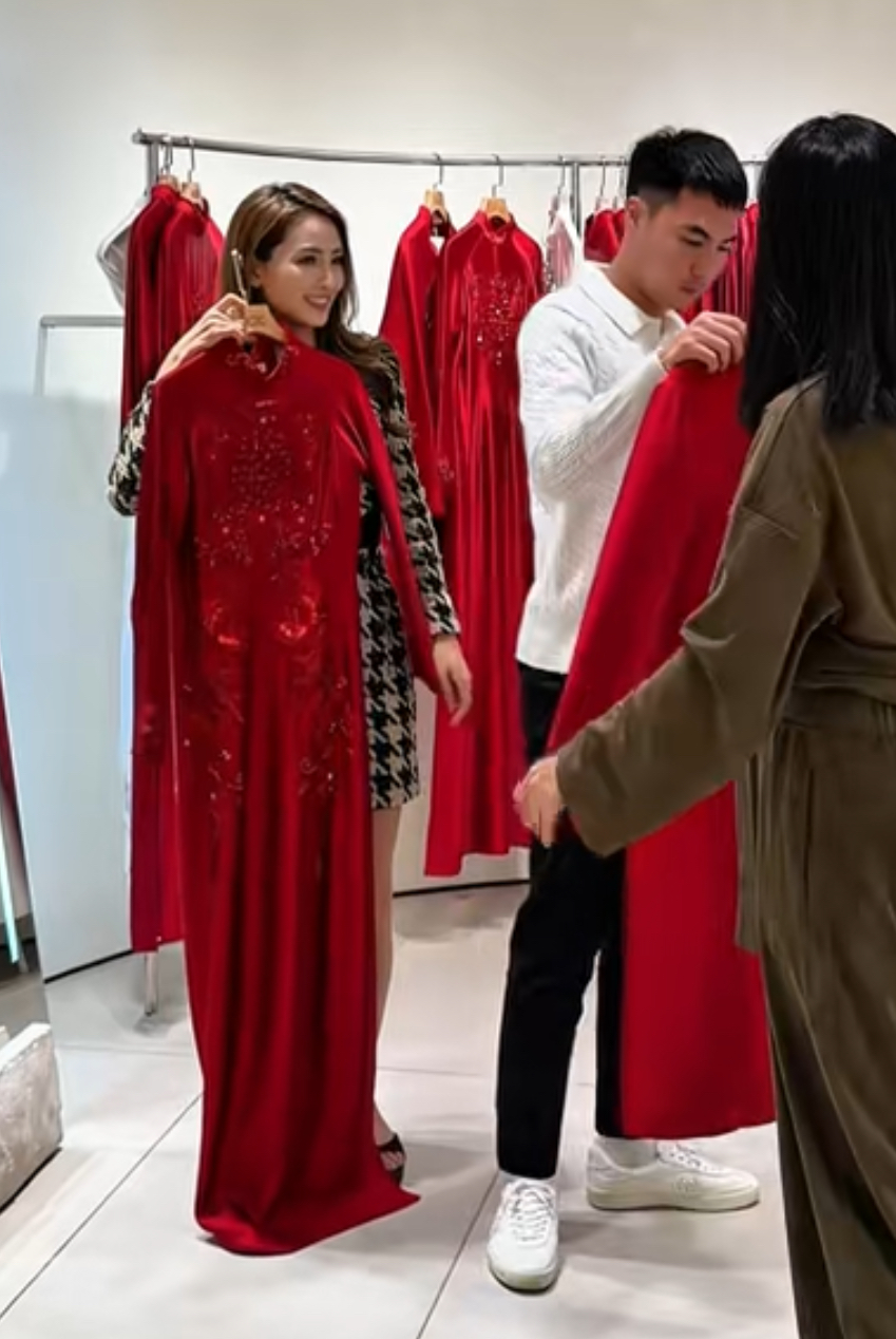 Lộ hình ảnh MC Huyền Trang Mù Tạt cùng tiền vệ Đức Huy diện áo dài xứng đôi cho lễ ăn hỏi hôm nay- Ảnh 2. Lộ hình ảnh MC Huyền Trang Mù Tạt cùng tiền vệ Đức Huy diện áo dài xứng đôi cho lễ ăn hỏi hôm nay- Ảnh 2.