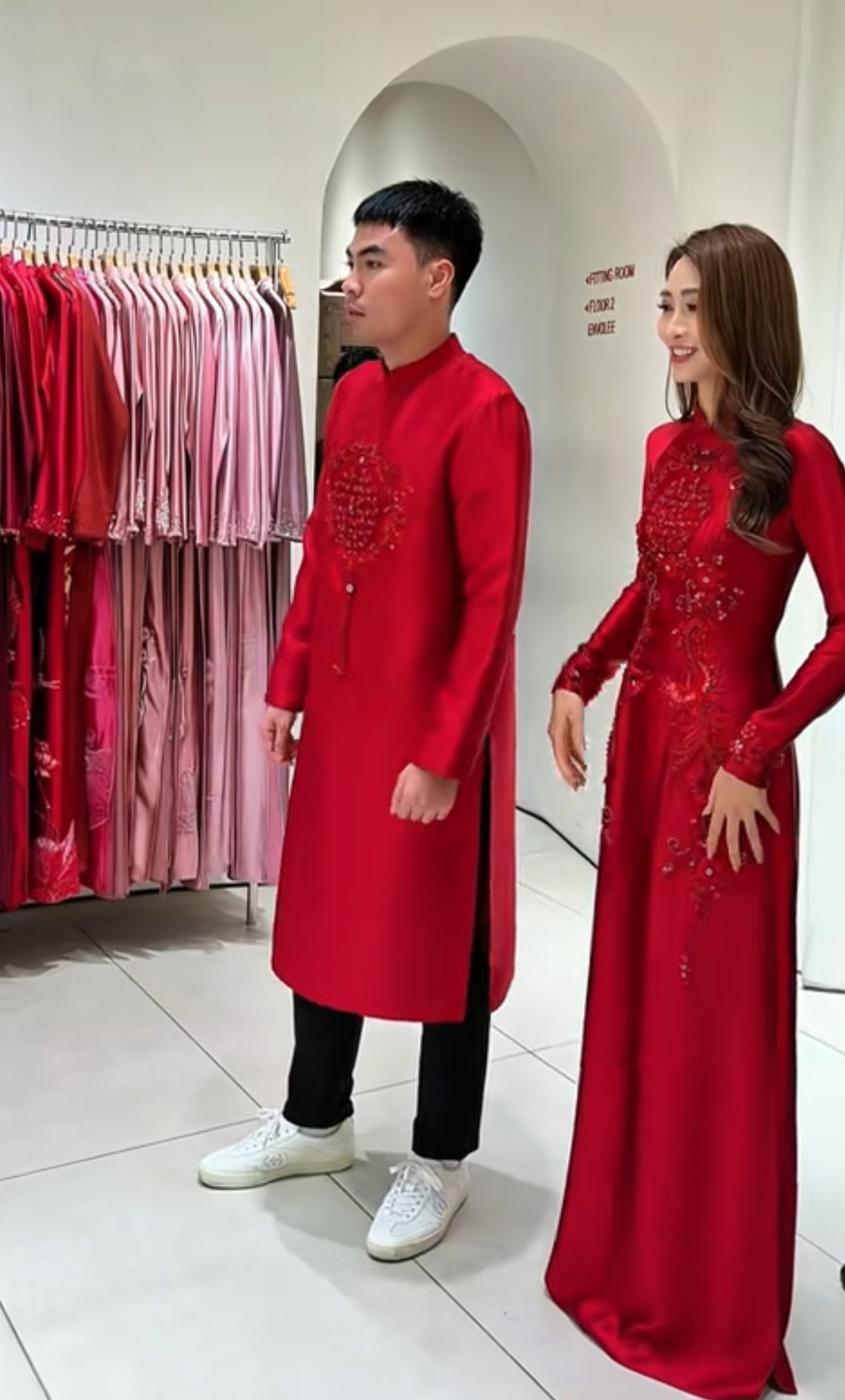 Lộ hình ảnh MC Huyền Trang Mù Tạt cùng tiền vệ Đức Huy diện áo dài xứng đôi cho lễ ăn hỏi hôm nay- Ảnh 4. Lộ hình ảnh MC Huyền Trang Mù Tạt cùng tiền vệ Đức Huy diện áo dài xứng đôi cho lễ ăn hỏi hôm nay- Ảnh 4.